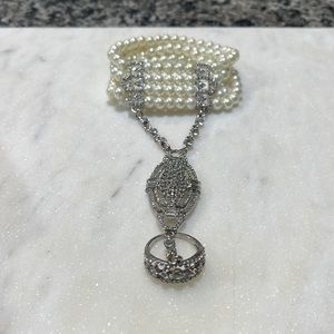 Babeyond Costume Jewelry Pearl bracelet with Diamond like accents for ring.
